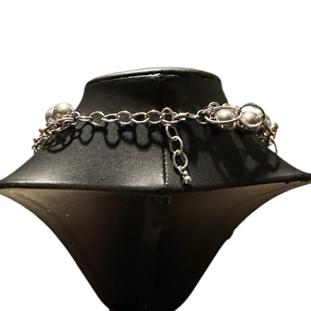 Vintage Elegant Silver Necklace with Floral Accent - Picture 4 of 4